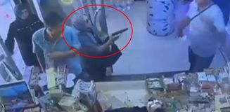 Silahı tutukluk yaptı! Bakın kocasını neden öldürmek istemiş