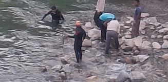 Bitlis'te dereye giren 3 kardeşten biri hayatını kaybetti, birini babası kurtardı, diğeri ise kayıp