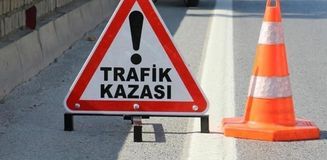 Katliam gibi kaza! Devrilen araçtaki 3 kişi feci şekilde can verdi