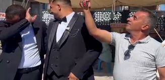 Muhtar, düğünde havaya ateş açmak isterken davetliyi yaraladı Muhtar, düğünde havaya ateş açmak isterken davetliyi yaraladı