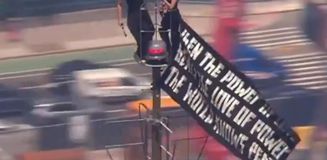 New York'ta metrelerce yükseklikte eylem! Empire State binasının tepesine çıktılar New York'ta metrelerce yükseklikte eylem! Empire State binasının tepesine çıktılar