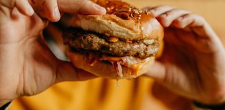 Hamburger yerken fark etmedi! Hayatı kabusa döndü Hamburger yerken fark etmedi! Hayatı kabusa döndü