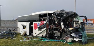 Bolu'da yolcu otobüsü, bariyer ve tabelaya çarptı: 4'ü ağır, 13 yaralı Bolu'da yolcu otobüsü, bariyer ve tabelaya çarptı: 4'ü ağır, 13 yaralı