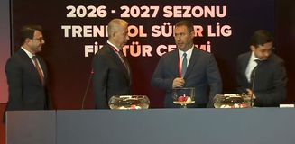 Elini uzattı ancak karşılık alamadı! Kura çekimine damga vuran anlar Elini uzattı ancak karşılık alamadı! Kura çekimine damga vuran anlar