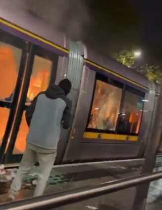 Dublin'de 'terör saldırısı' olarak nitelendirilmeyen bıçaklı saldırı sonrası halk sokağa döküldü