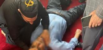 Camide namaz kılarken bıçaklandı