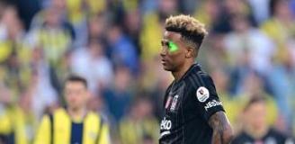 Fenerbahçe-Beşiktaş derbisinde Gedson Fernandes'e lazer tutan taraftar gözaltına alındı