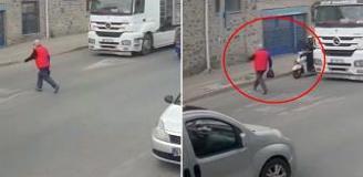 Yaşlı adama kimse yol vermedi, en sonunda motosikletli çarptı