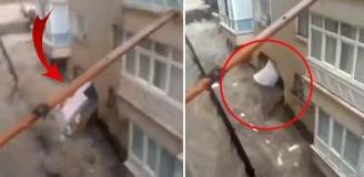 Ankara'da selin şiddetini en iyi anlatan görüntü! Sular, evin duvarını patlattı