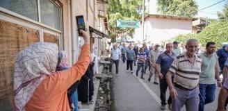 Kadınlar yönetimi devraldı, erkeklerin mahalleye girmesi 1 günlüğüne yasaklandı