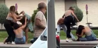 Kadınlar sokak ortasında saç başa kavga etti