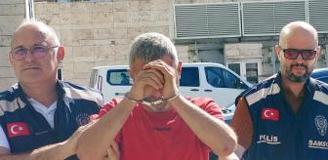 Eşini ve kızını hastanelik etti, polise bıçak çekip direndi