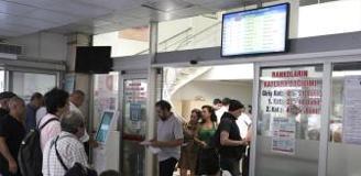Son güne bırakmanın bedelini ödediler! Ehliyet yenileme kuyrukları müdürlükleri kilitledi