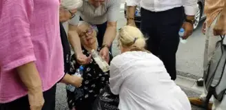 Tutuklu CHP'li başkanın annesi hastane önünde fenalık geçirdi