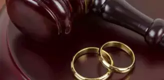 Eşine hakaret eden koca hem nafaka hem de tazminat ödeyecek