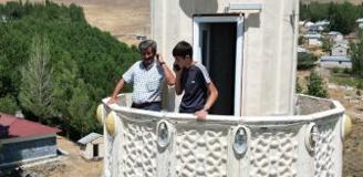 Telefonla konuşmak için minareye çıkıyorlar