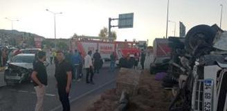 Tarım işçilerini taşıyan minibüs, otomobille çarpıştıktan sonra devrildi! 20 yaralı