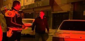 Alkollü yakalandı, aracını öve öve bitiremedi