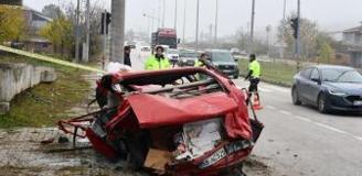 Feci kaza! Kamyonun çarptığı araç kağıt gibi katlandı