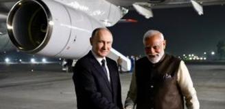 Putin 4 yıl sonra Hindistan'da: Binlerce kişi uçağını takip etti