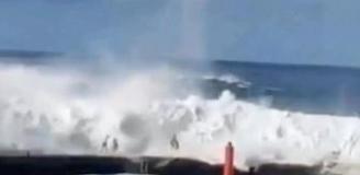 Dev dalgalar turistleri yuttu: 3 ölü, 5 yaralı