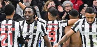 80 bin nüfuslu bir kasabanın takımı St. Mirren, Celtic'i yenerek şampiyon oldu