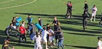 Maç bitti, sahada yumruklar konuştu