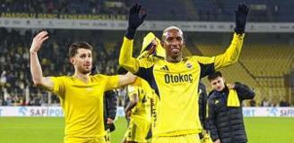 Tüm takım taraftarların yanına giderken Szymanski'den olay yaratacak hareket