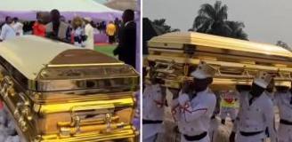 104 yaşındaki annesini altın tabutta defnetti