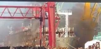 Tuzla Tersanesi'nde bir gemide henüz bilinmeyen bir nedenle yangın çıktı