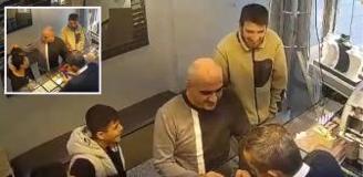 Bağcılar'da örnek davranış: Yerde buldukları 1,3 milyon liralık altını sahibine teslim ettiler