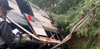 Endonezya'da yolcu otobüsünün devrilmesi sonucu 16 kişi öldü