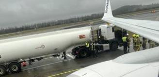 Ryanair uçağında korku dolu anlar, yakıt tankeri ile çarpıştı