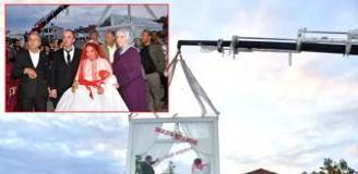Sıra dışı düğün! Gelin ve damat cam vitrinde gezdirildi