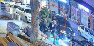 Parktaki ağacı otomobile yükleyip götürdüler