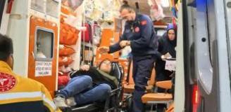 Çığlıkları sokağı inletti! Hamile kadını darbedip kapıya attılar