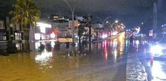 Bodrum'da sağanak; 1 evin istinat duvarı çöktü, yollar göle döndü