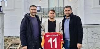 Yunus Akgün yeni evini aldı: Formayla pozunu verdi