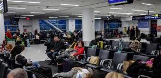 ABD'yi sarsan fırtınalar tatil dönüşlerini kabusa çevirdi: Binlerce uçuş iptal