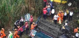 Guatemala'da devrilen yolcu otobüsündeki 15 kişi hayatını kaybetti