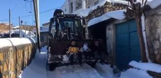 Yollar karla kaplandı, hasta kepçeyle hastaneye ulaştırıldı