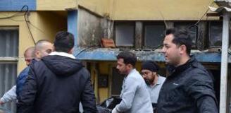 Eşini ve kızını, boğazlarını bıçakla keserek öldürdü