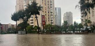 İzmir'de sağanak ve fırtına hayatı felç etti, yollar göle döndü