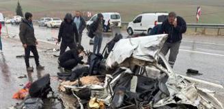 Otomobilin hurdaya döndüğü kazada bir aile paramparça oldu