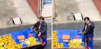 Yağmurda sırılsıklam olan seyyar satıcı, annesini suçladı