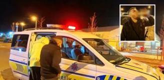 Pişkin sürücü ehliyetine el konulunca araç başında içmeyi sürdürdü