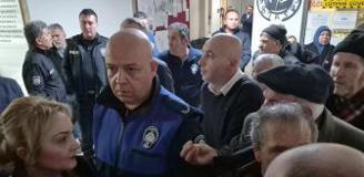 Mahalleli içeri alınmadı, Eskişehir Büyükşehir Belediyesi Meclisi karıştı