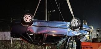 Baba ve oğlu çaya düşen otomobilde hayatını kaybetti