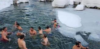 Rize'de Sibirya'yı andıran görüntüler, sporcular donmuş suda yüzdü