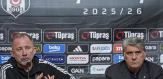 Beşiktaşlı taraftarlardan 'Yönetim İstifa' tezahüratları